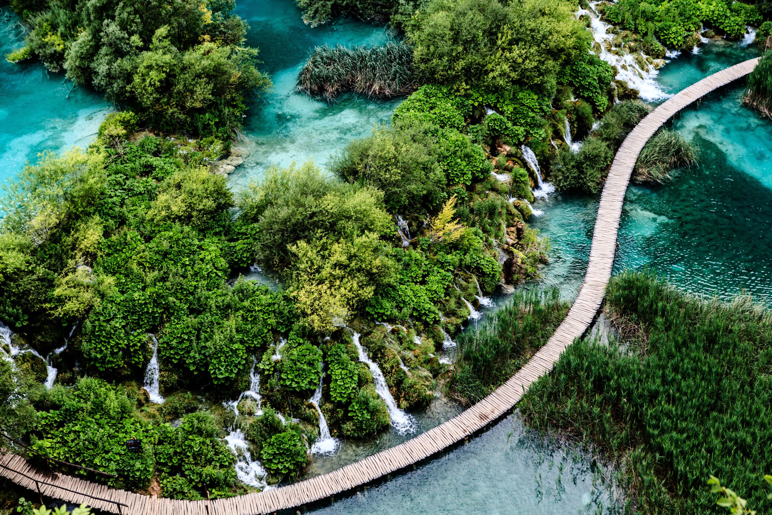 plitvice-staza-po-jezeru